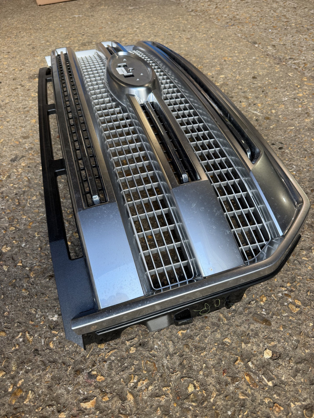 2015 - 2017 Ford F150 Platinum Grille TAKEOFF FL348200MCSMA4 WITHOUT CAMERA WITHOUT BADGE