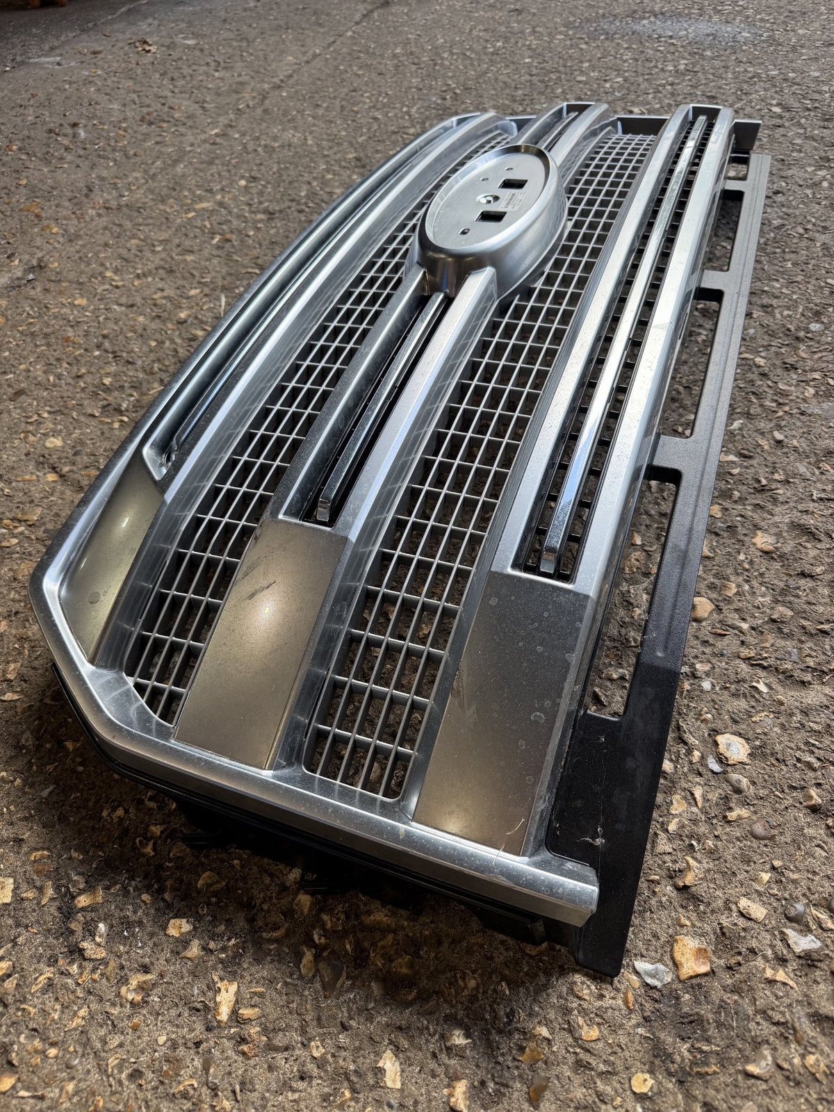 2015 - 2017 Ford F150 Platinum Grille TAKEOFF FL348200MCSMA4 WITHOUT CAMERA WITHOUT BADGE