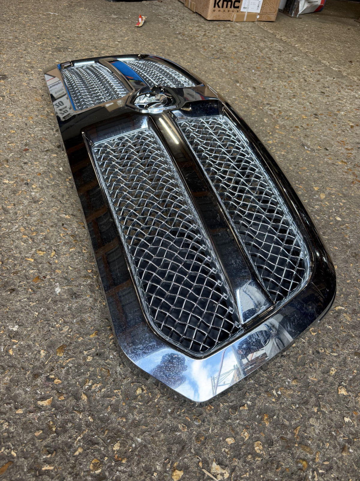 2013 - 2018 Dodge Ram 1500 Chrome Laramie Grille TAKEOFF 68148231AC WITH BADGE